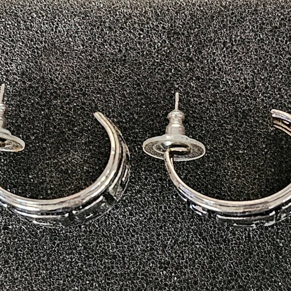 Avon Key of Life Pierced Earrings Surgical Steel Vintage 1999 - Silver Tone - Picture 3 of 5